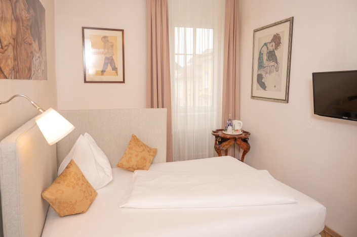 Einzelzimmer Egon Schiele Themenzimmer Bett Aussicht auf den Hauptplatz