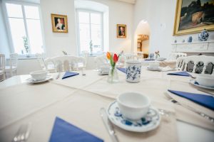 Gedeckter Frühstückstisch in Villach