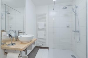 Modernes Badezimmer