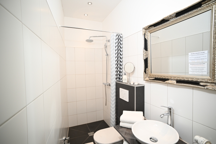 Dusche im Einzelzimmer