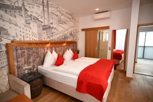 Doppelbett mit rotem Bezug