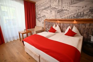 Doppelbett mit rotem Bezug