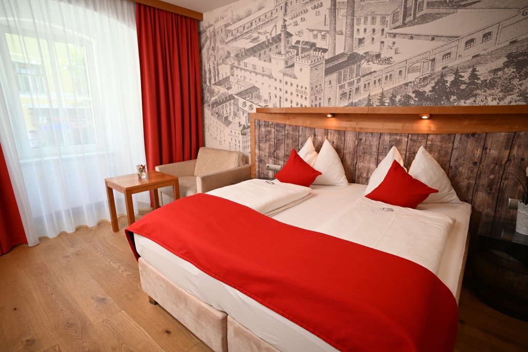 Doppelbett mit rotem Bezug