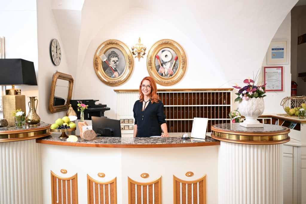Rezeption vom Hotel Goldenes Lamm in Villach