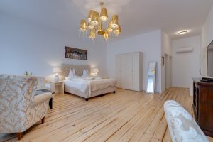 Holzboden und Doppelbett in der Hunior-Suite