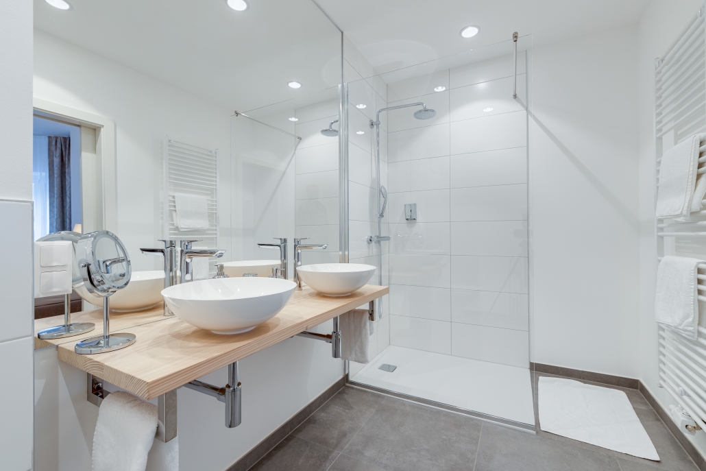 Doppelwaschbecken im Dreibettzimmer