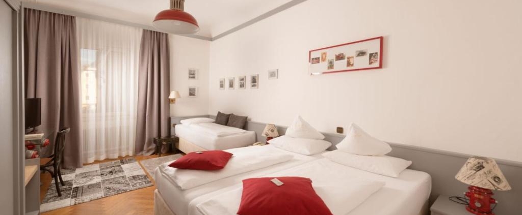 Drei- und Vierbettzimmer