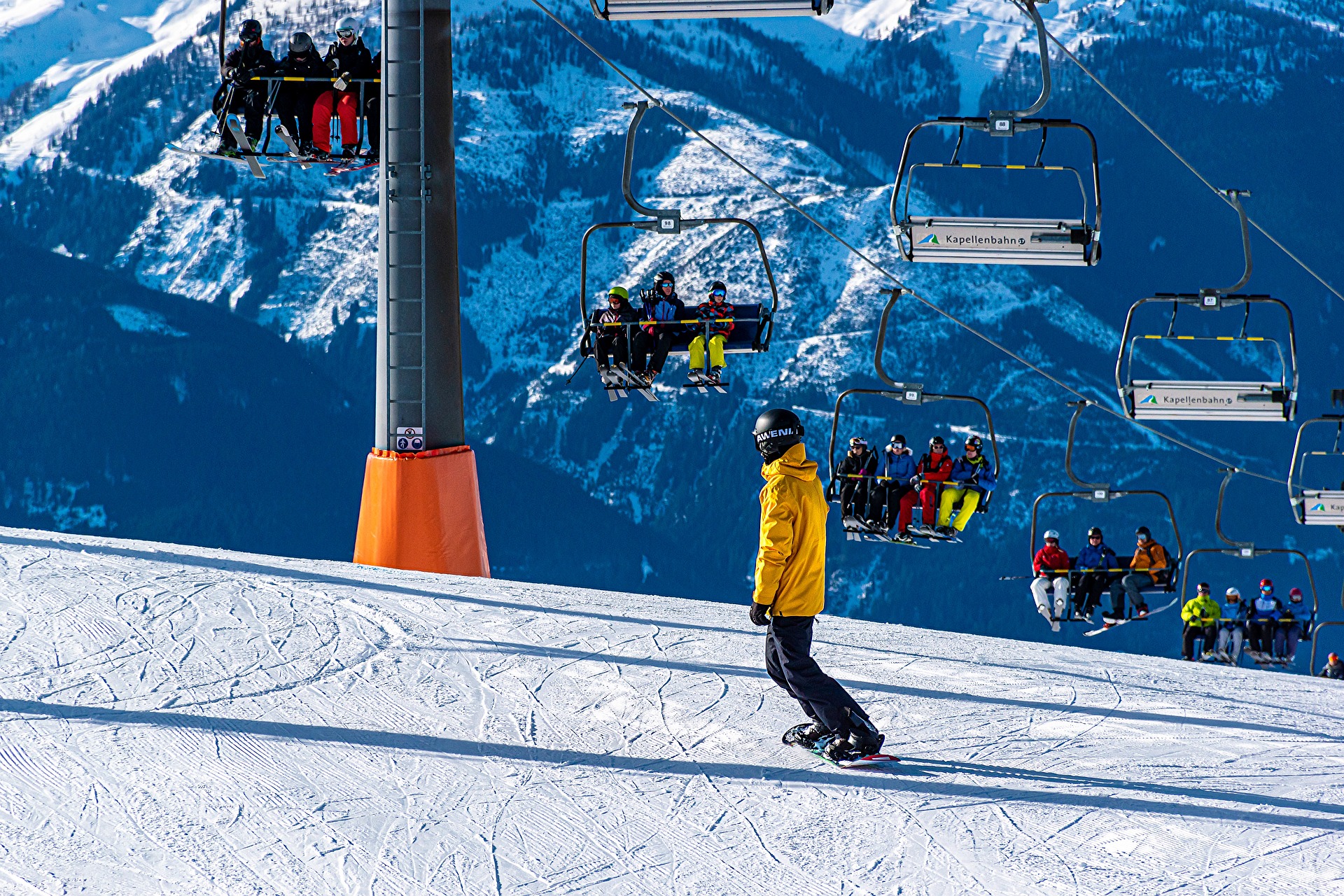 Divertimento sugli sci in inverno