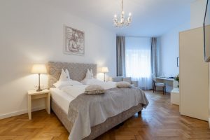 Helles Dreibettzimmer