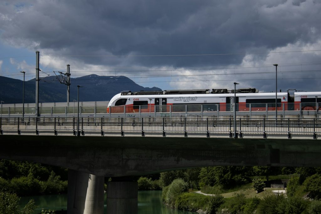 Zug auf Draubrücke