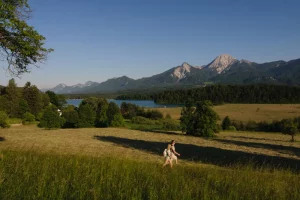 Pärchen beim Wandern um den Faaker See