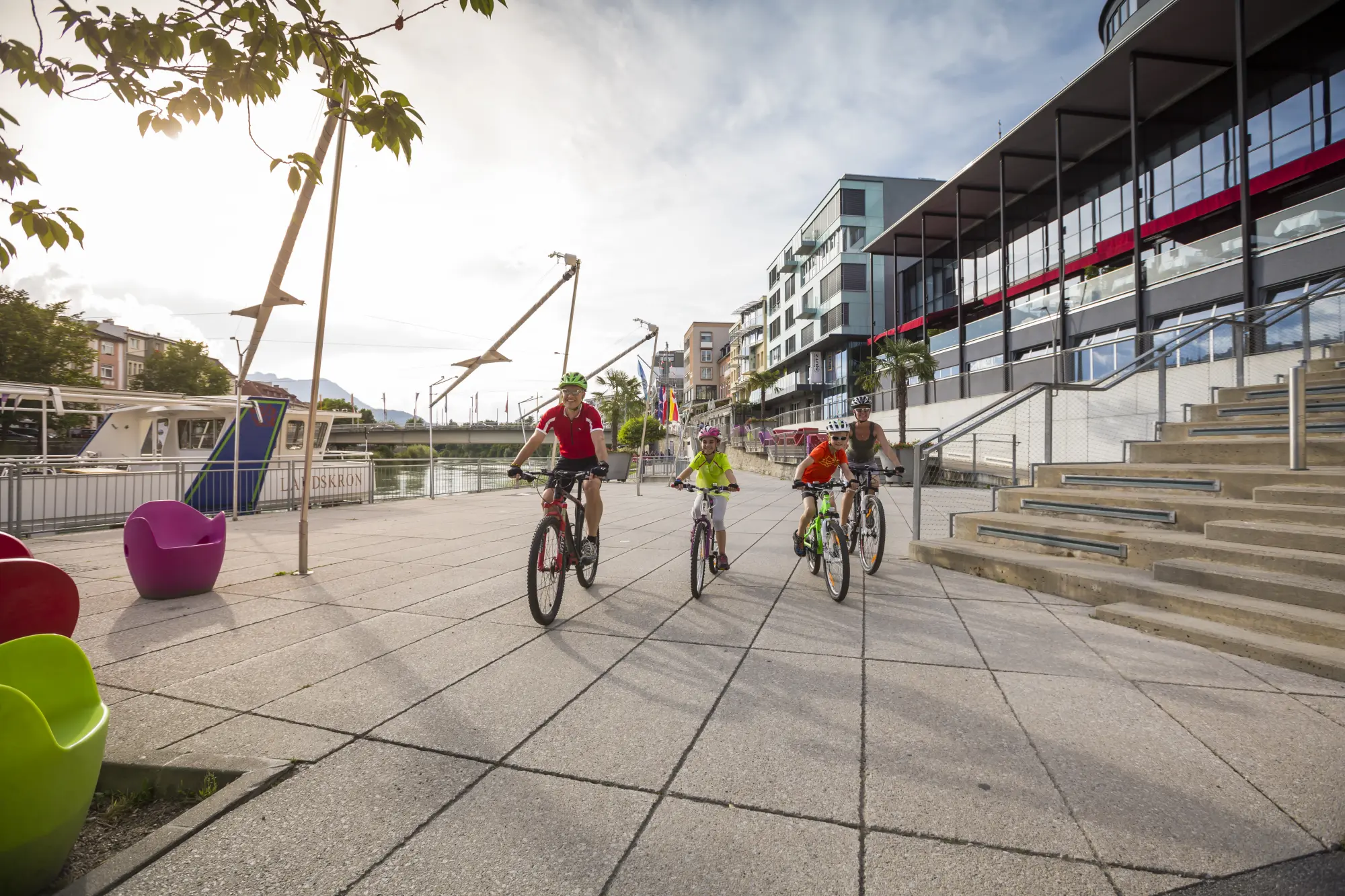 Familie Radfahren am Drauradweg