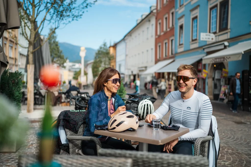Pause vom Radfahren am Villacher Hauptplatz Region Villach Tourismus GmbH Martin Hofmann Pause beim Radfahren in Villach