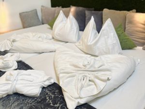 Gemütliches Bett neben der Sauna