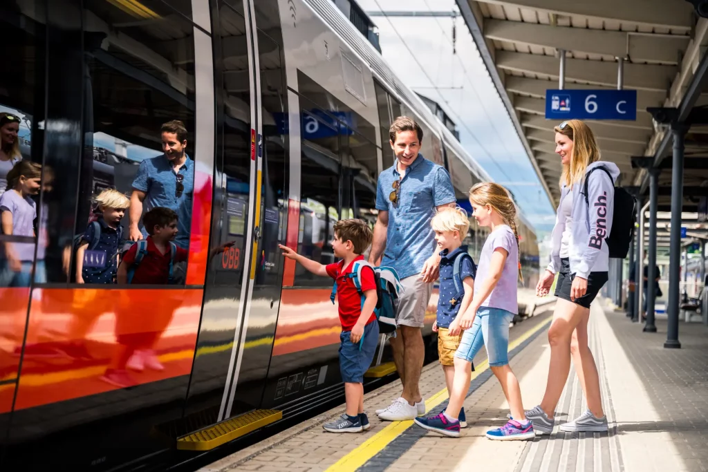Familie mit Kindern fährt mit dem Zug durch Kärnten