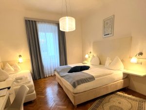 Dreibettzimmer mit Couch