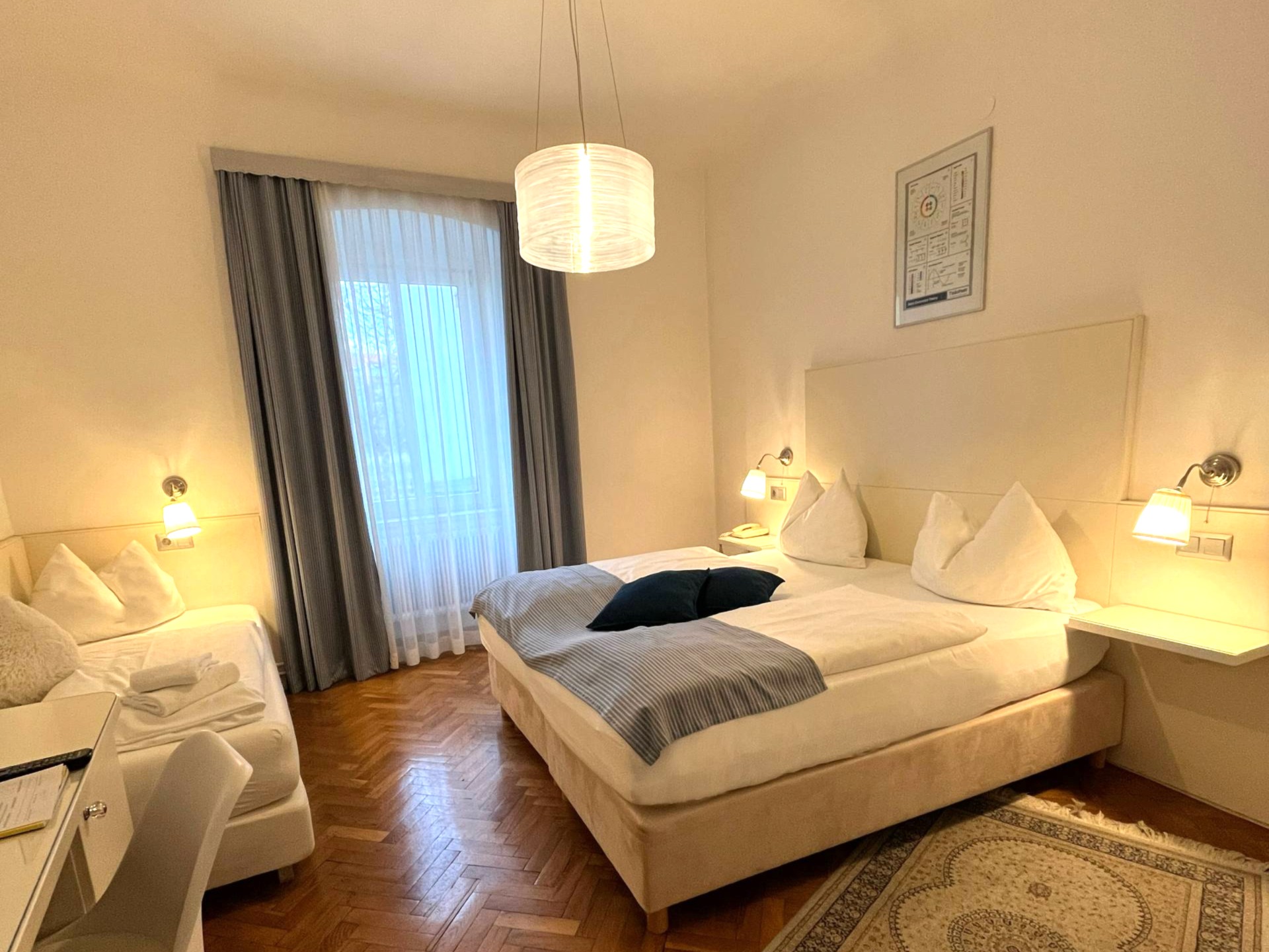 Dreibettzimmer mit Couch