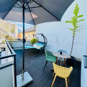 Gemütlicher Balkon mit Sitzplatz und Liege