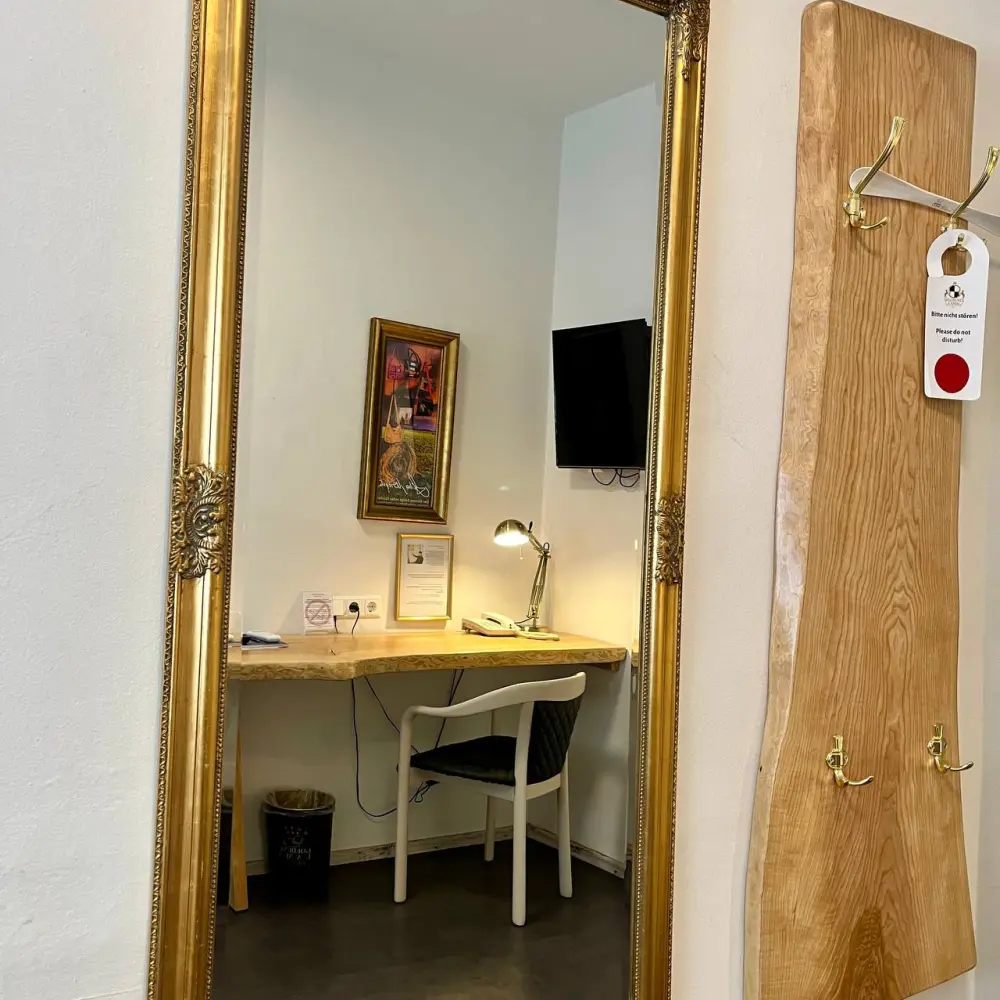 Schreibtisch und Spiegel im Premium Zimmer