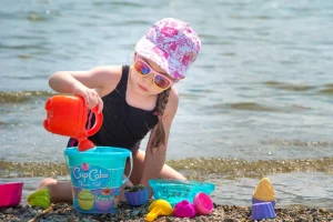 Kind beim Spielen am Ossiacher See