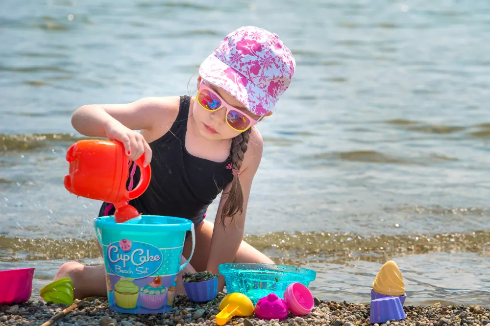 Kind beim Spielen am Ossiacher See