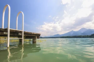 Badesteg am Faaker See mit Bergpanorama