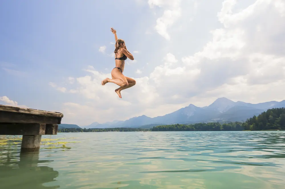 Sprung vom Steg in den Faaker See